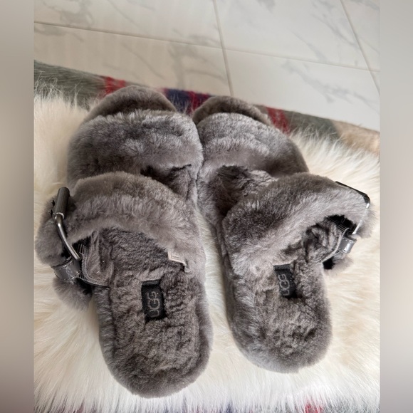 UGG Fluffy Slide Sandals - Size 7 - Cozy & Stylish - Picture 7 of 10